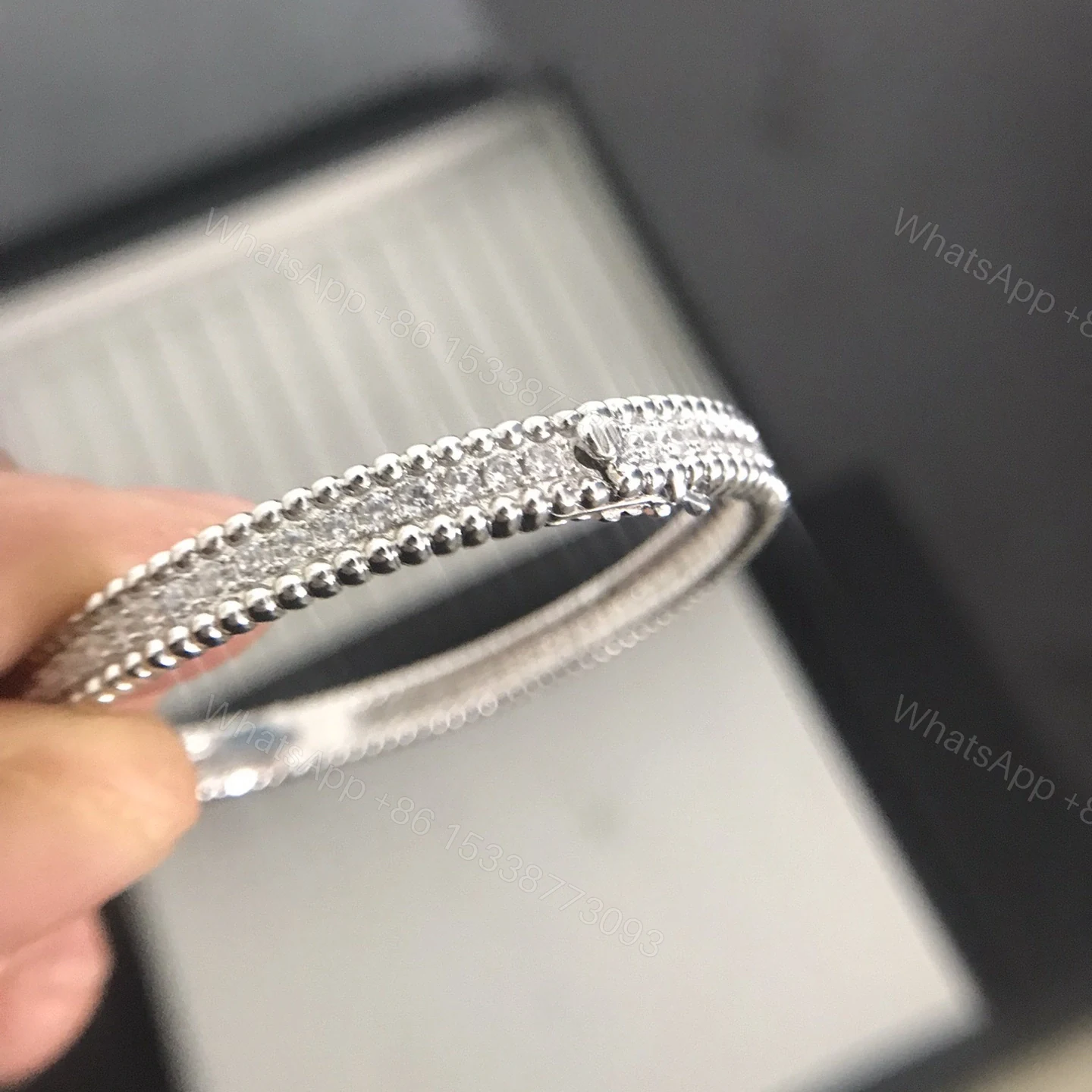 View 12 of 高仿首飾VanCleef&Arpels*RP27H00單排鑲鑽白金手鐲