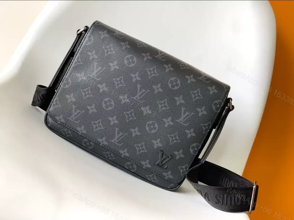 View 2 of LOUIS VUITTON DISTRICT PM – LBV409