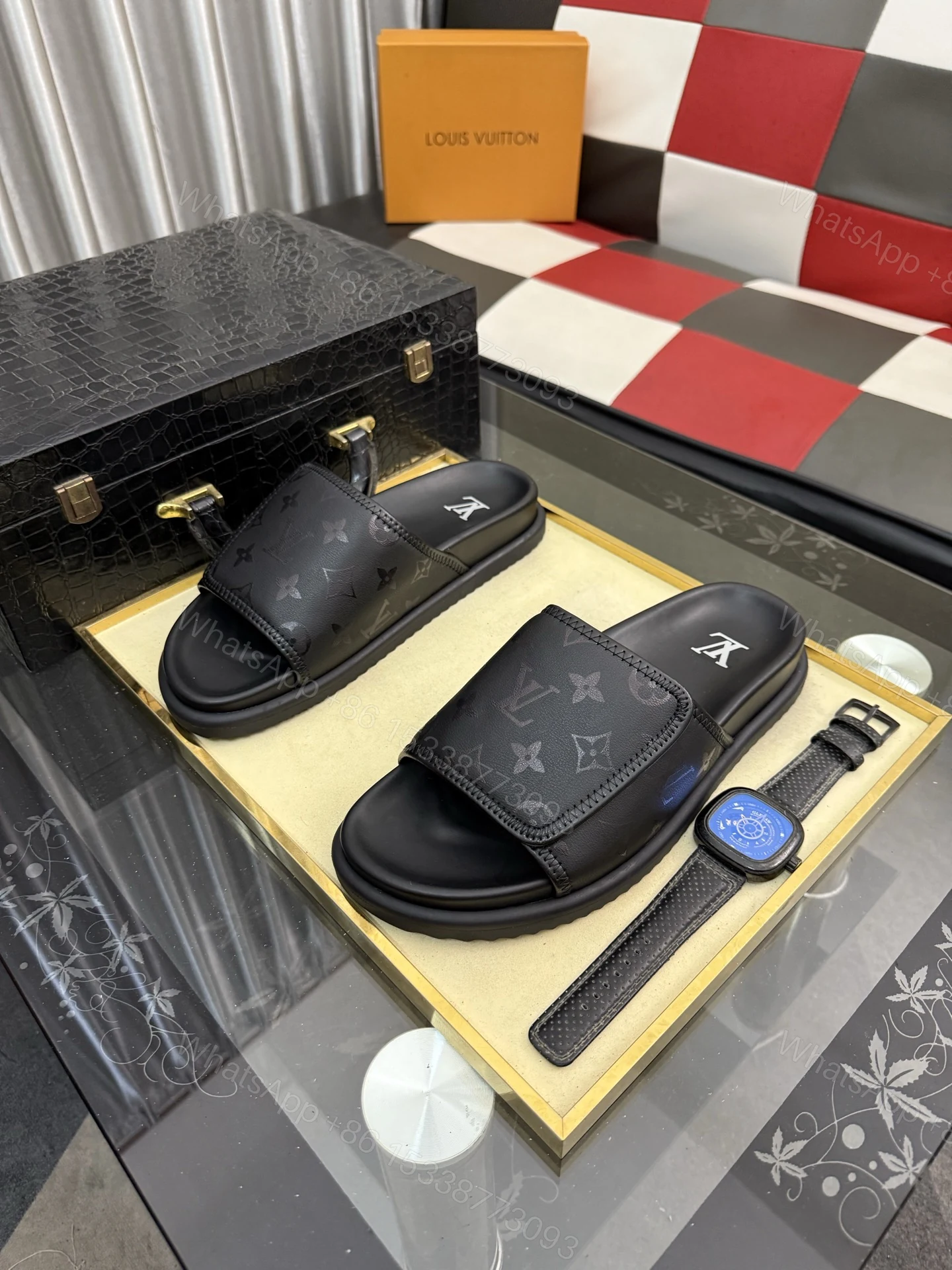 LV 原單 Monogram 浮雕單帶拖鞋 全黑極簡設計款 — view 1