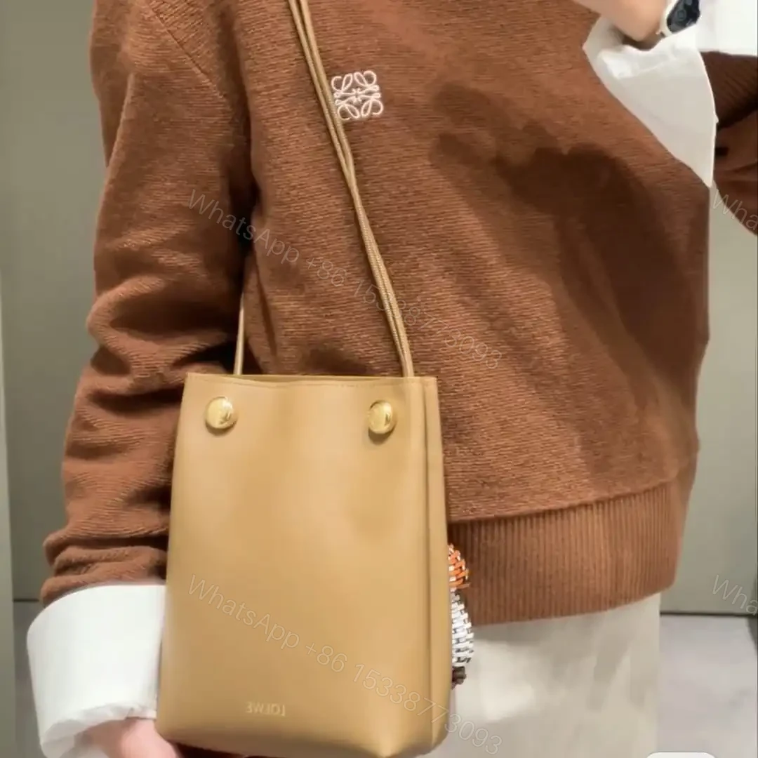 View 19 of 高仿Loewe*Pebble系列3980小牛皮斜跨包橡木色免檢版