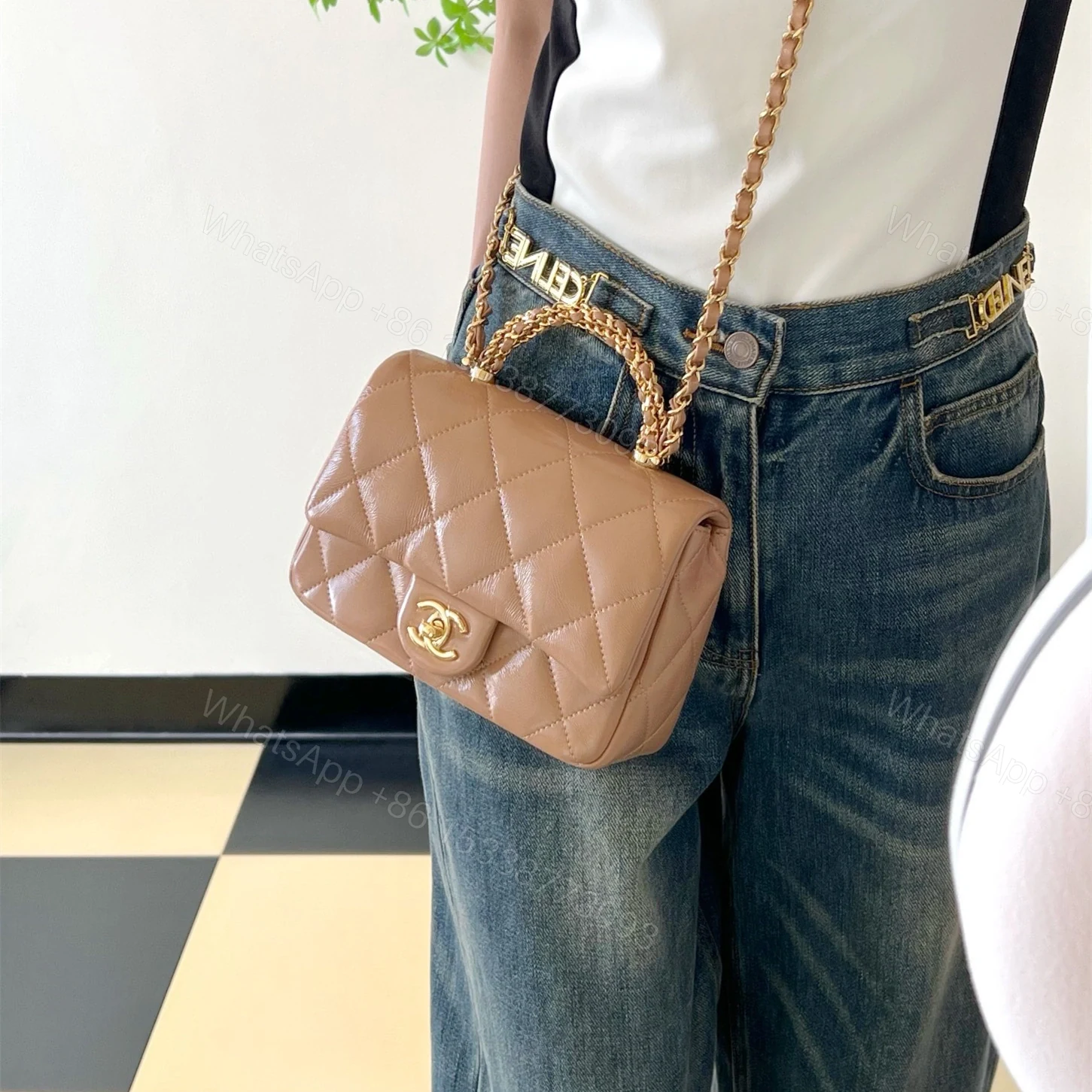 View 19 of 高仿Chanel*24B系列AS3392小羊皮郵差包奶茶色免檢版