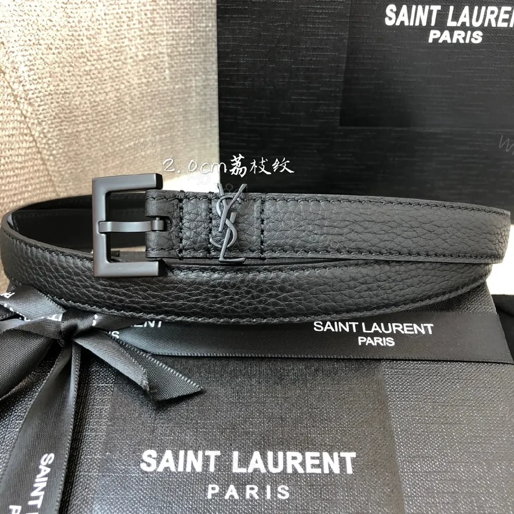 Minimalist Black Leather Belt: Textured Grain, Matte Buckle, Versatile Style — view 1