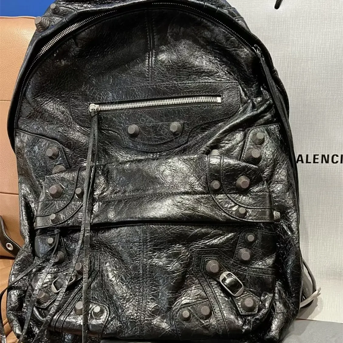 View 14 of 高仿BalenciagaLeCagole系列鉚釘雙肩包