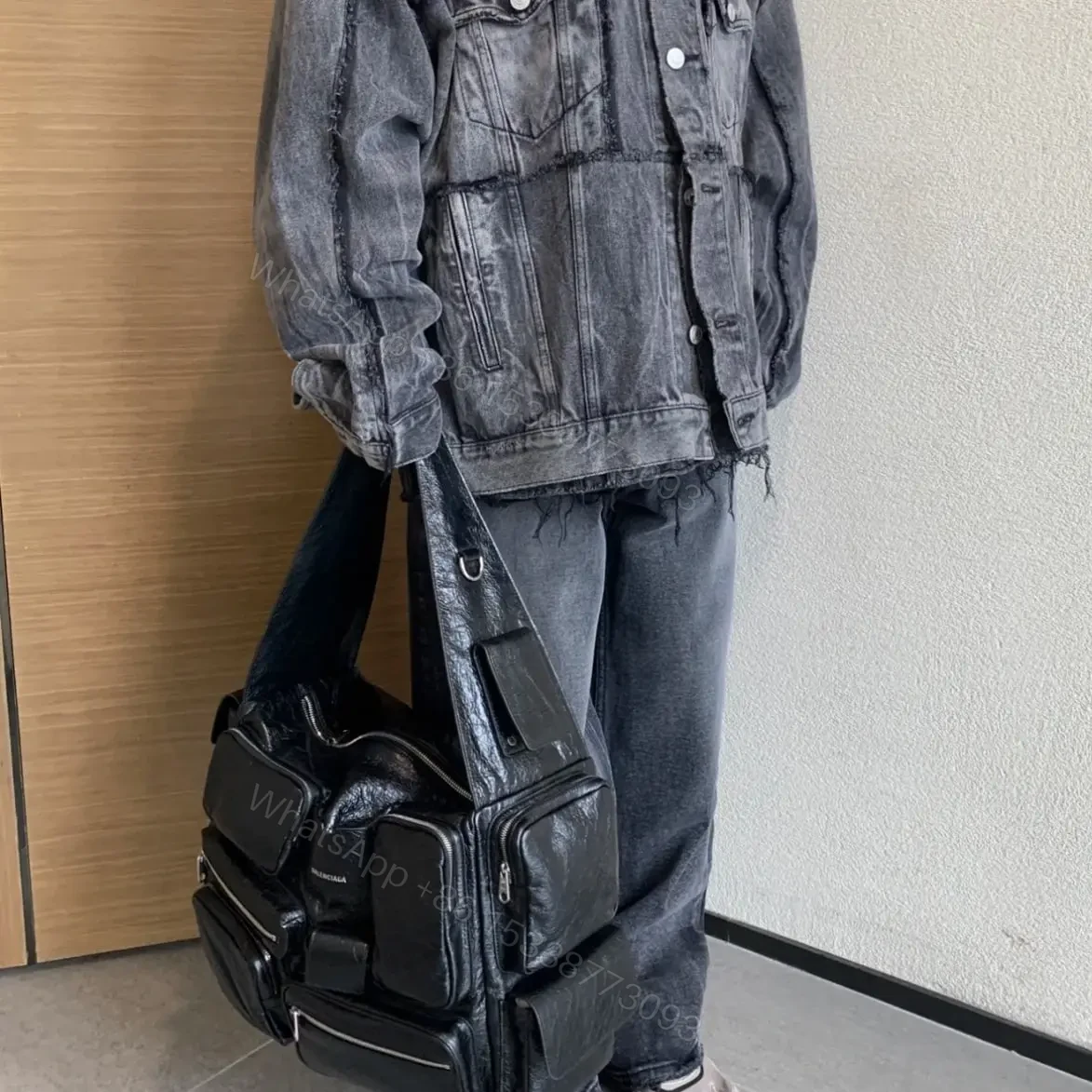 View 13 of 高仿BalenciagaSuperbusy系列復古工裝單肩包