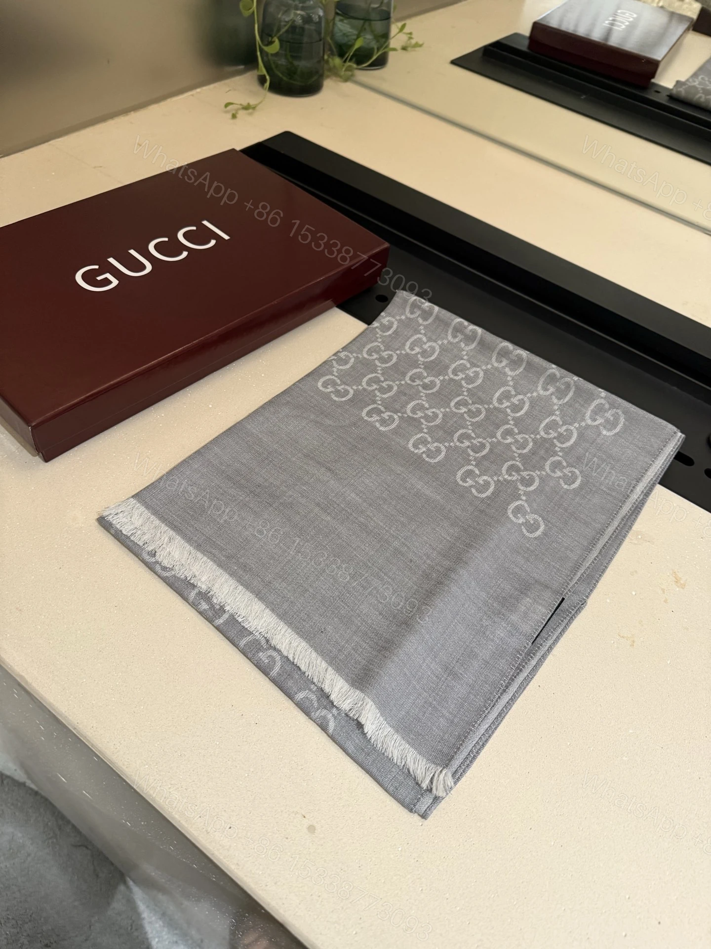 Gucci 高仿灰色雙G絲巾 輕薄通勤款 經典素色設計 — view 1