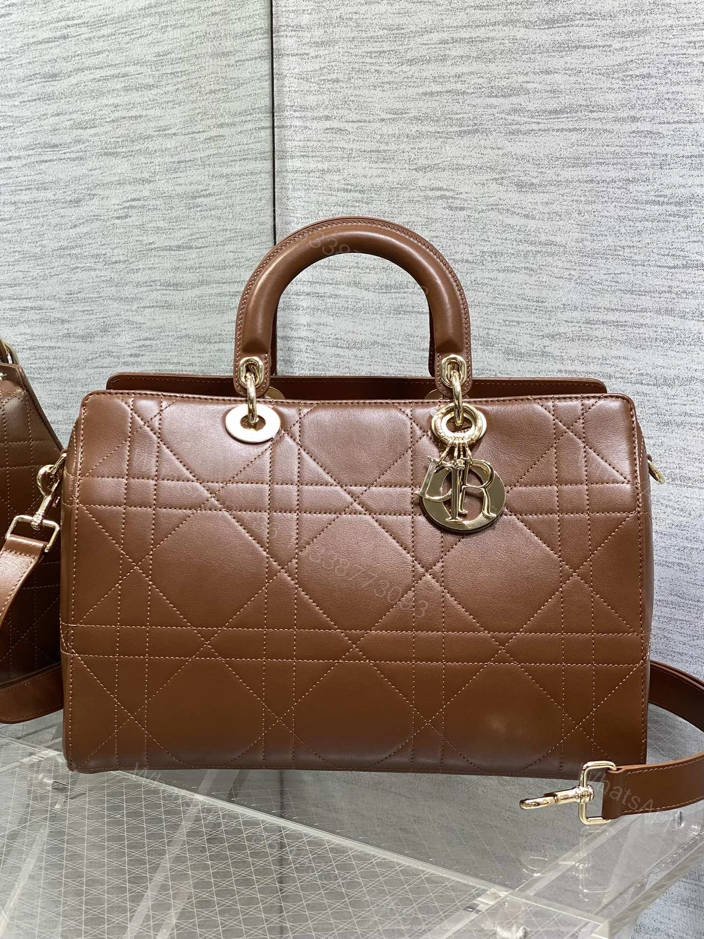 Dior 高仿栗棕色大款手提包 經典藤格金屬吊飾百搭款 — view 1