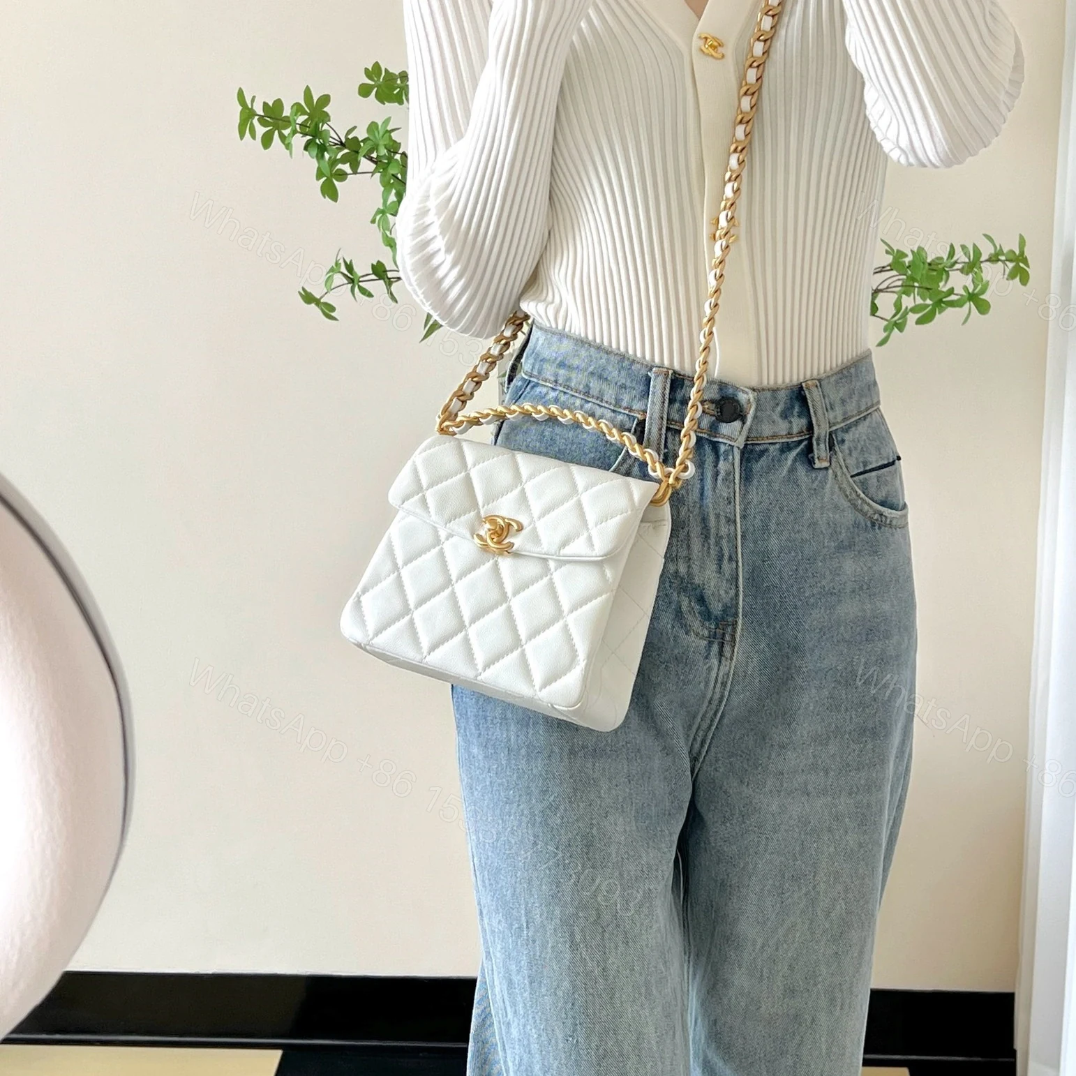 View 17 of 高仿Chanel*24S系列AS4472白色球紋牛皮單肩包免檢版