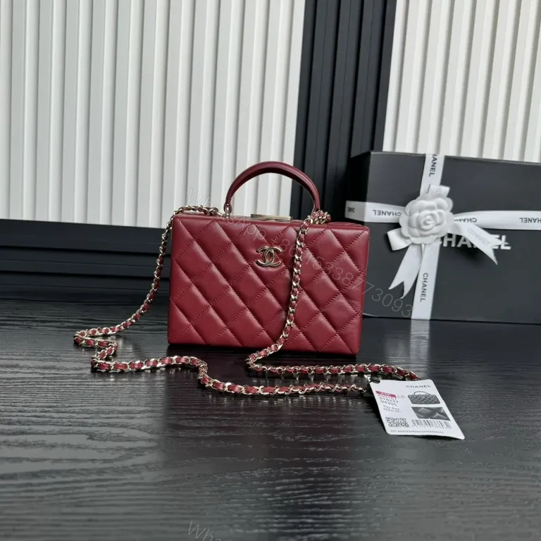 Chic Quilted Crossbody Bag - Burgundy Leather Luxe — view 1