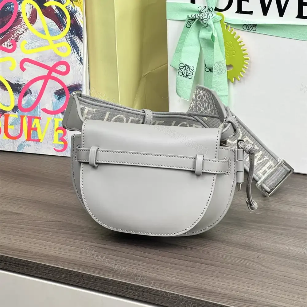 View 2 of 高仿Loewe*Gate系列1150小牛皮斜挎包珠光灰Mini免檢版