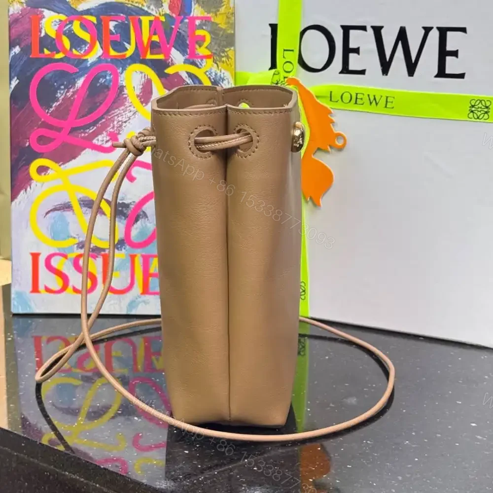 View 3 of 高仿Loewe*Pebble系列3980小牛皮斜跨包橡木色免檢版
