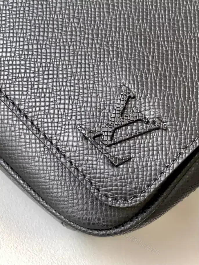 View 6 of LOUIS VUITTON DISTRICT PM – LBV410