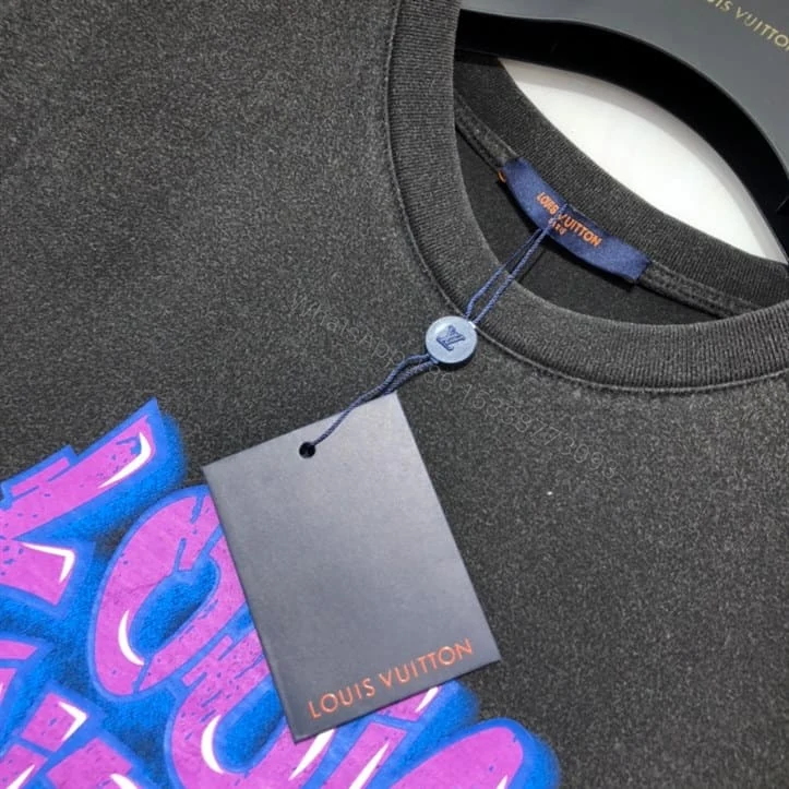 View 5 of LOUIS VUITTON T-SHIRT – LV30
