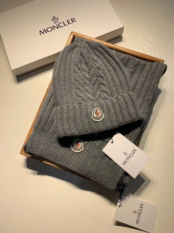 Grey Wool-Blend Moncler Knit Beanie & Scarf Set — view 1