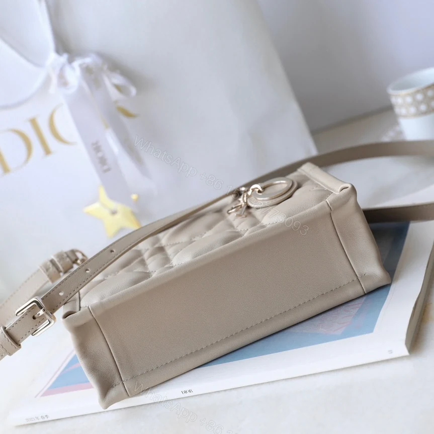 View 4 of 高仿Dior*BookTote系列S5573O牛皮革淺卡其單肩包免檢版