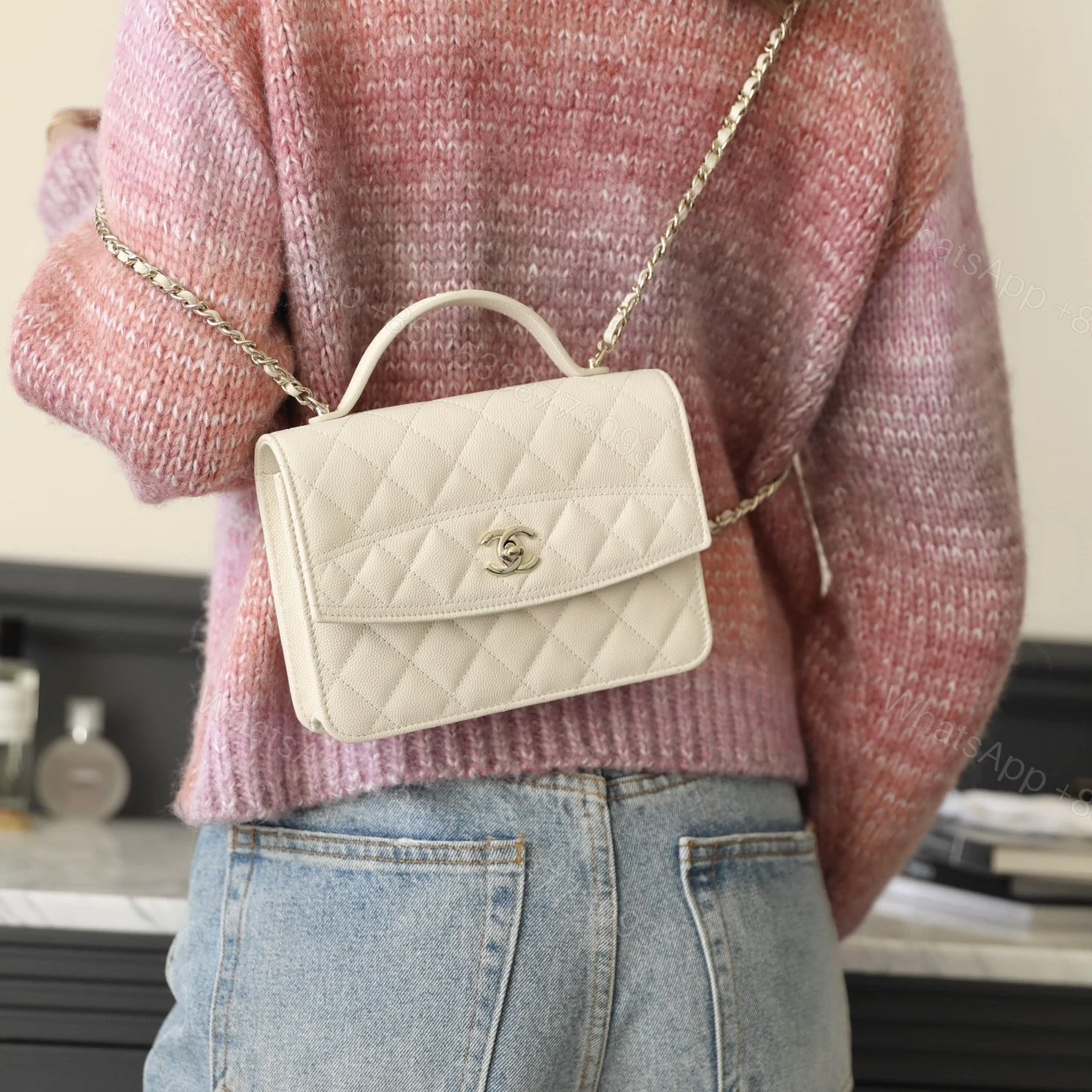 View 18 of 高仿Chanel*25C系列AS4406小球紋牛皮郵差包白色免檢版