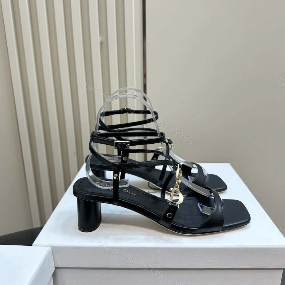 View 4 of 高仿Dior*Cest系列KCU059金屬配飾露趾低跟涼鞋黑色4CM免檢版