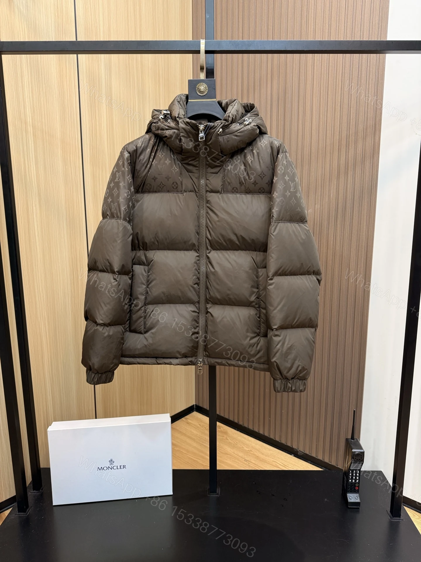 LV A貨咖啡色Monogram羽絨外套 男士冬季防風保暖連帽款 — view 1