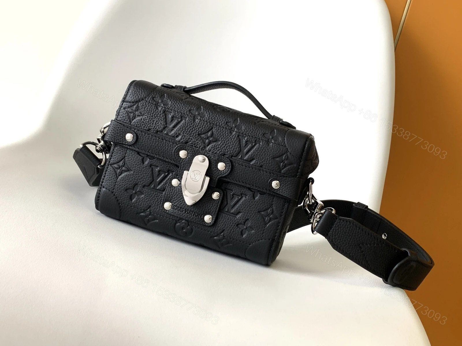 LV A貨 Petite Malle 黑色壓紋鉚釘小箱包斜背包 — view 1