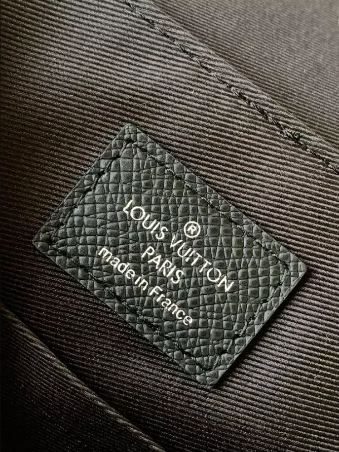 View 10 of LOUIS VUITTON DISTRICT PM – LBV410