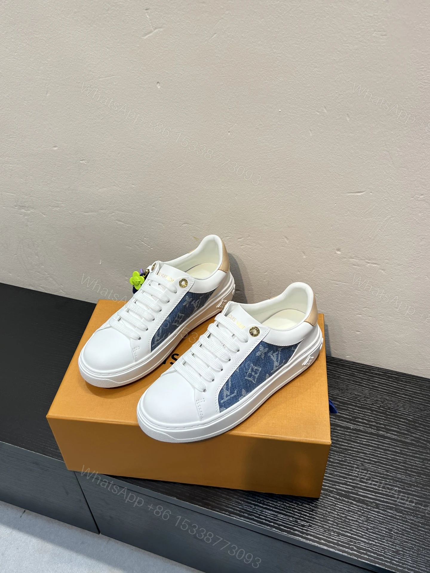 LV 高仿 女款 小白鞋 簡約側邊拼接設計 百搭休閒風 — view 1