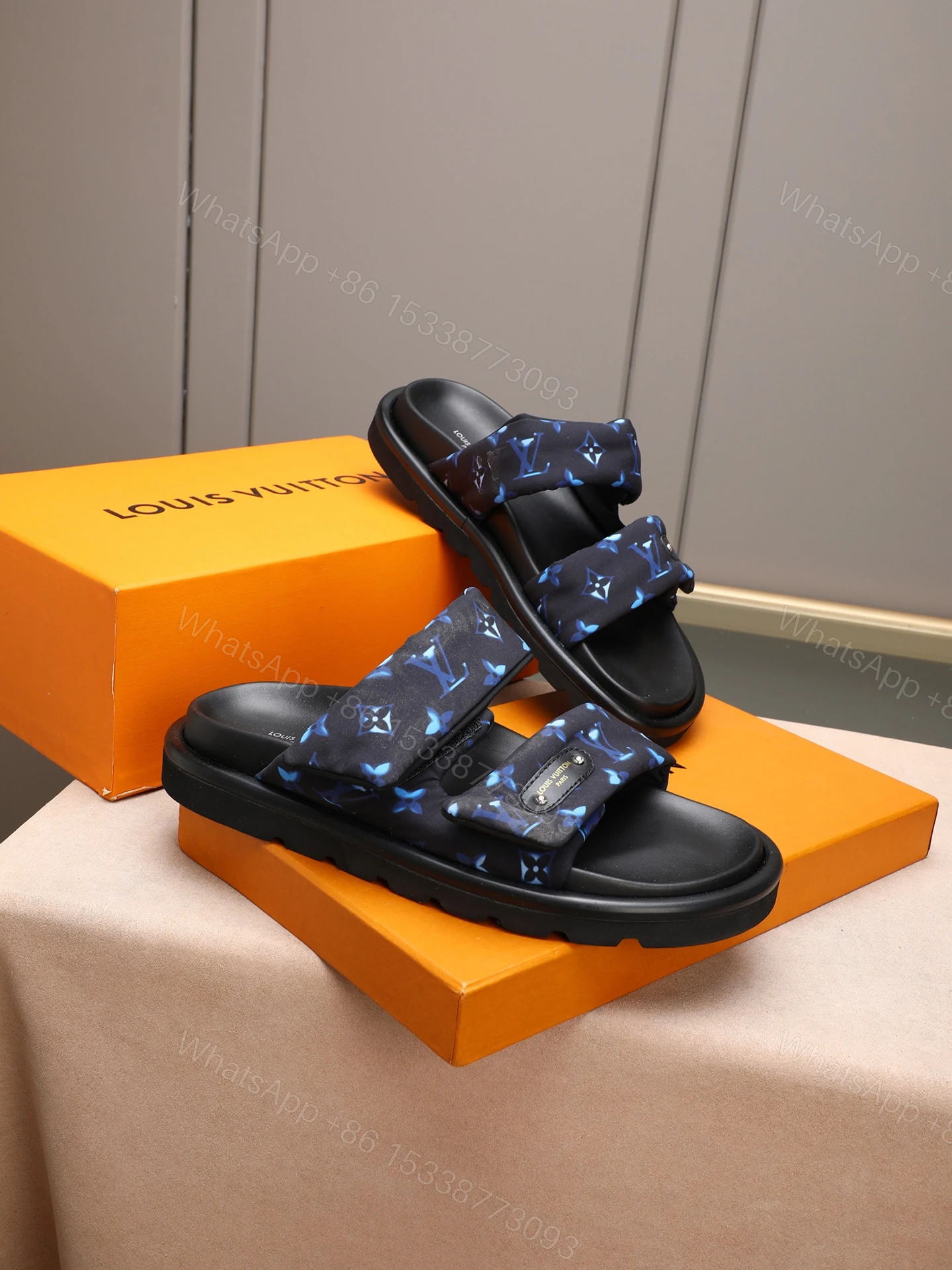 LV 高仿 蓝色Monogram拖鞋 高端時尚黑厚底休閒一字拖 — view 1