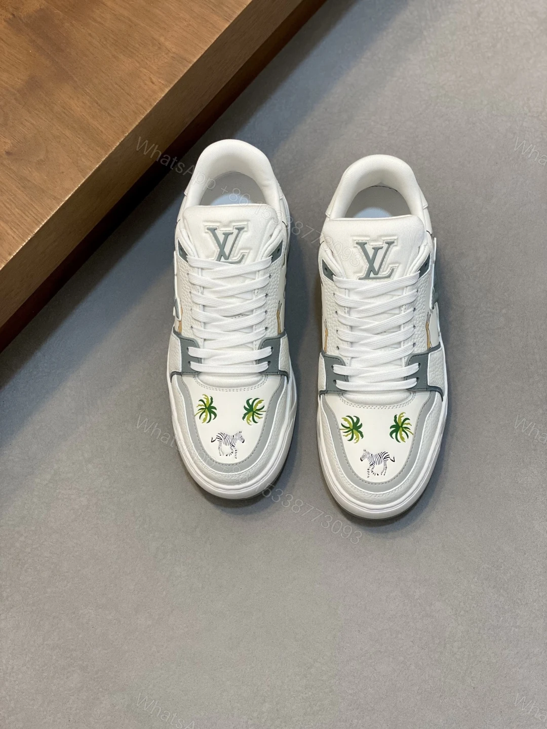 LV 一比一 男款 Trainer 白灰質感款 動物刺繡設計運動鞋 — view 1