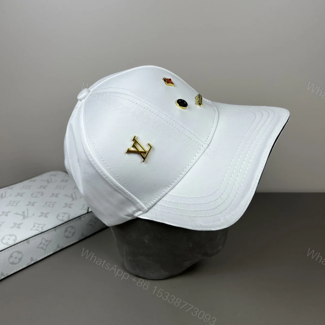 LV 高仿白色棒球帽 金屬飾針徽章點綴款 — view 1