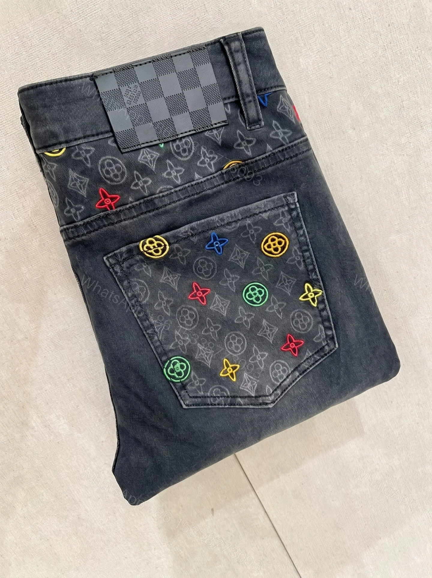 LV 高仿 彩色刺繡老花牛仔褲 黑灰洗水款 潮流直筒褲 — view 1
