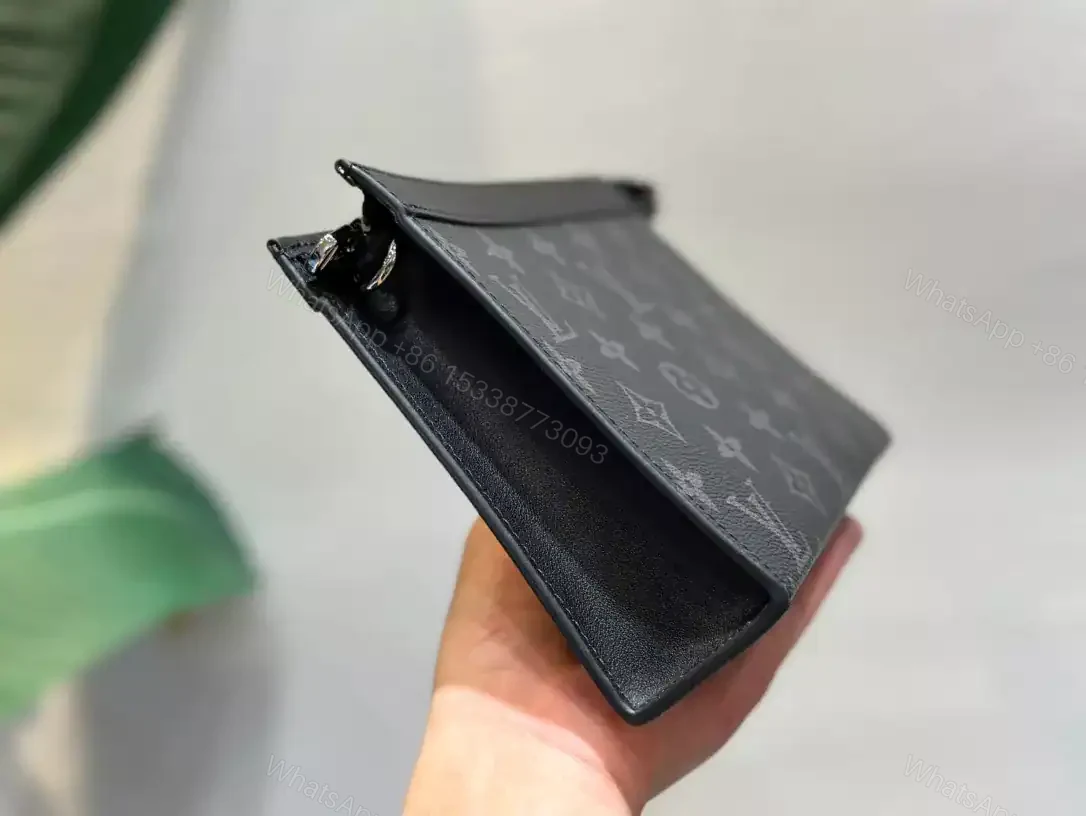 View 4 of LOUIS VUITTON GASTON WEARABLE WALLET – RRG071