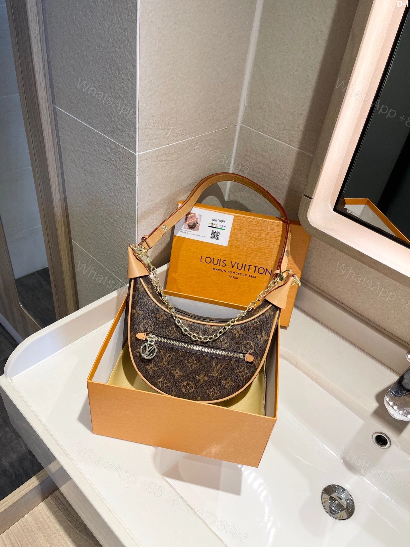 LOUIS VUITTON Loop Monogram — view 1