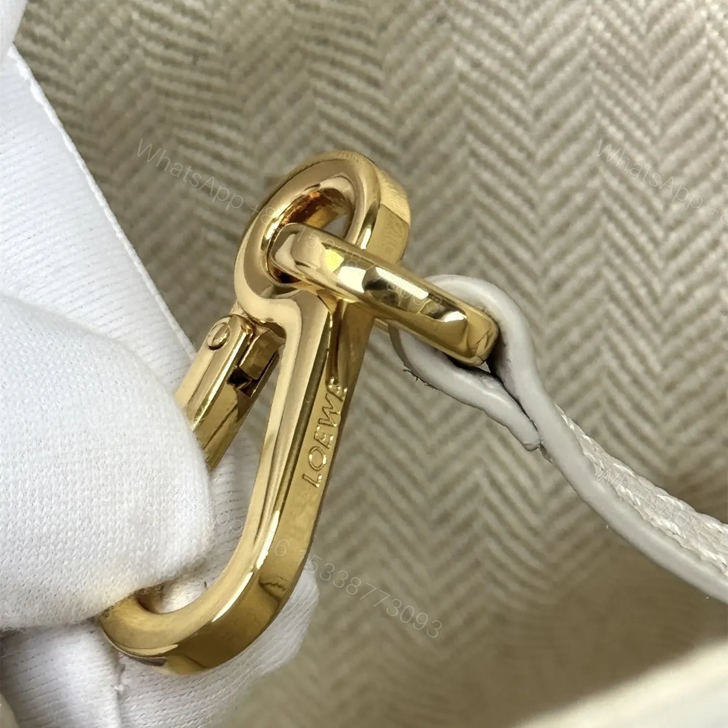 View 12 of 高仿Loewe*Hammock系列1769粒面小牛皮吊床手袋灰白色小號免檢版