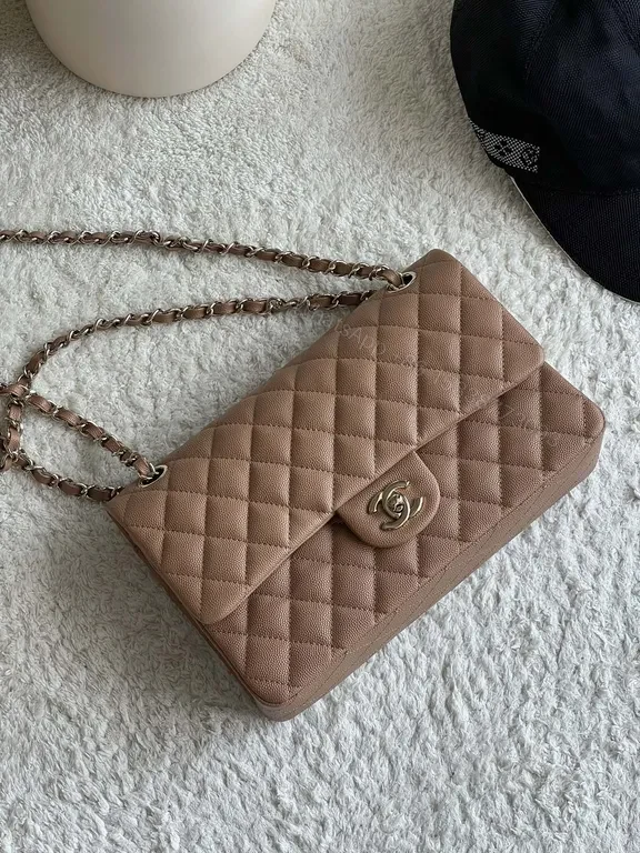Chic Quilted Crossbody: Timeless Luxury Everyday Bag — view 1
