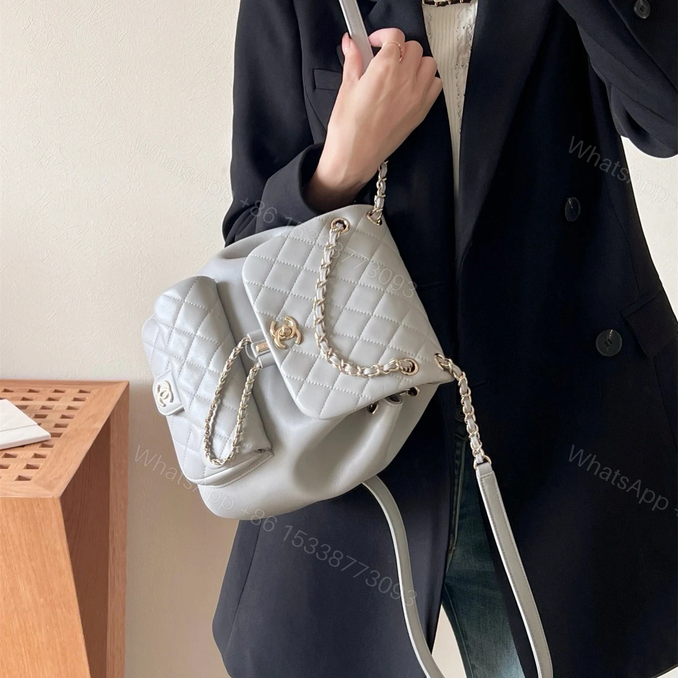 View 16 of 高仿Chanel*24K系列AS2908小牛皮淡灰雙肩包大號免檢版