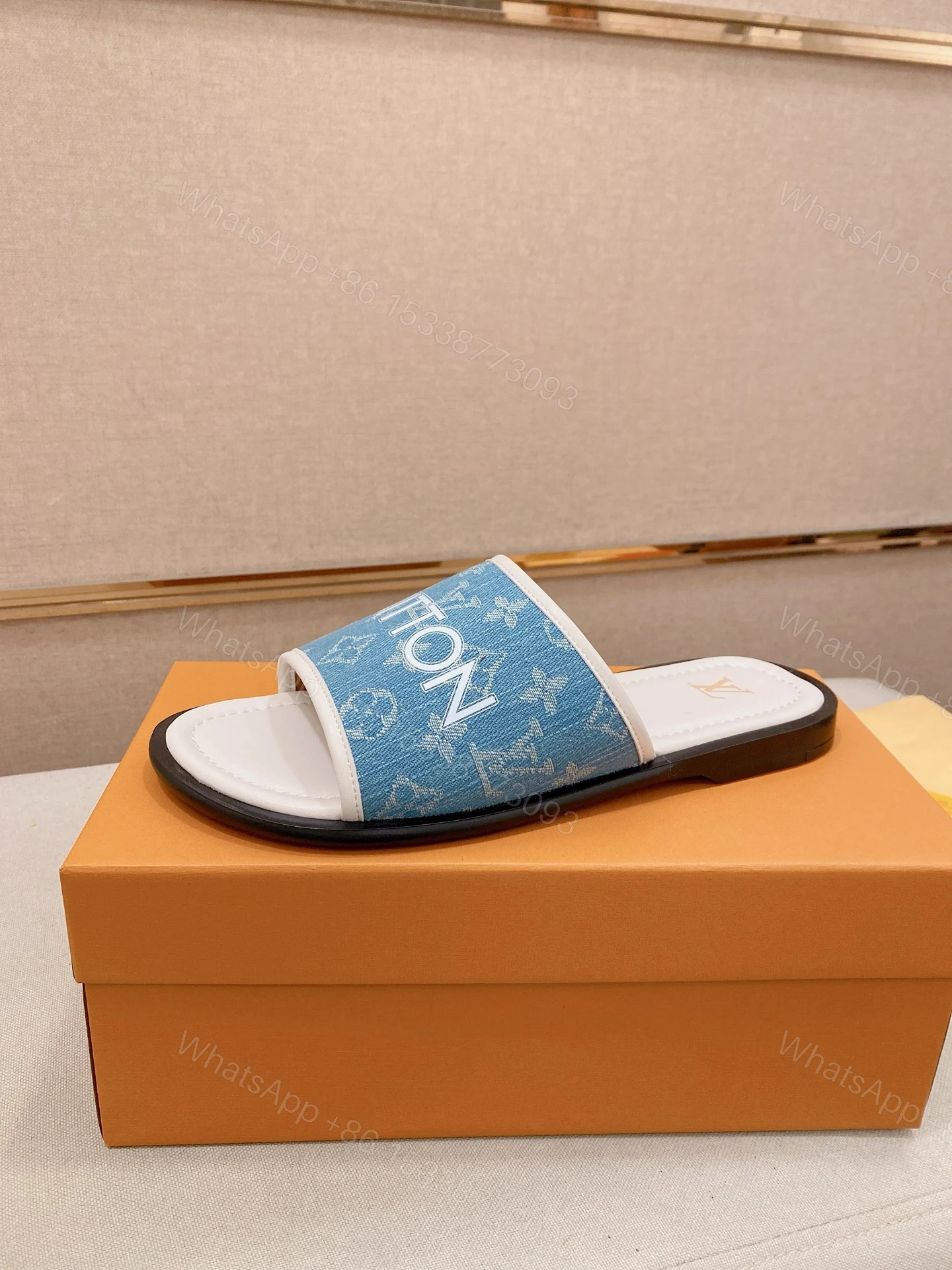 LV A貨 男款拖鞋 蓝色Logo印花設計 經典百搭款 — view 1