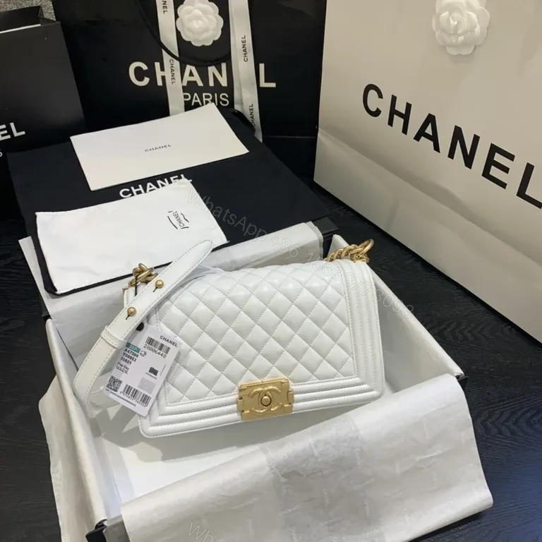 Chanel-Style Quilted White Leather Bag: Modern Luxury — view 1