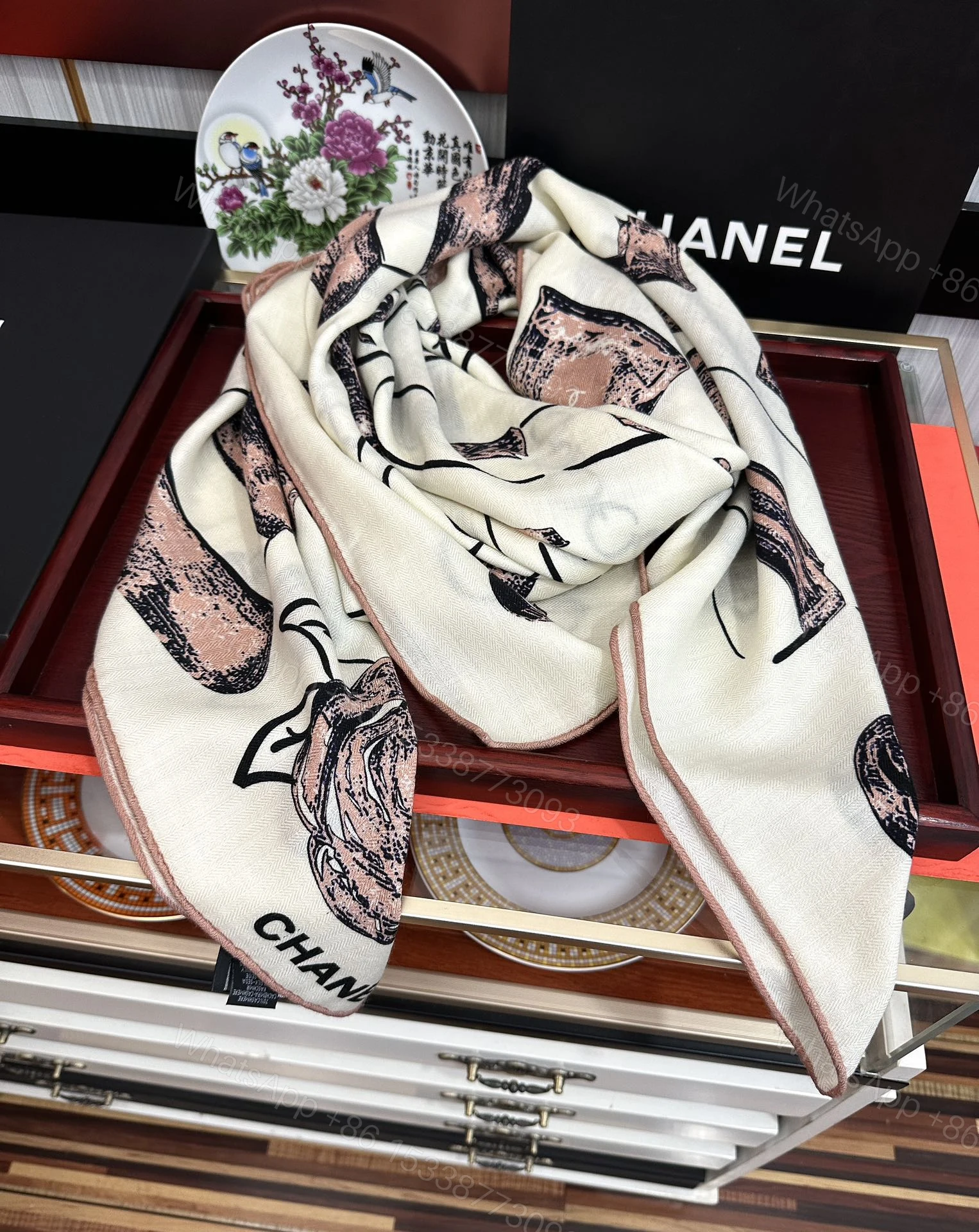 Chanel高仿絲巾奶油色品牌元素印花百搭方巾復古氣質款 — view 1