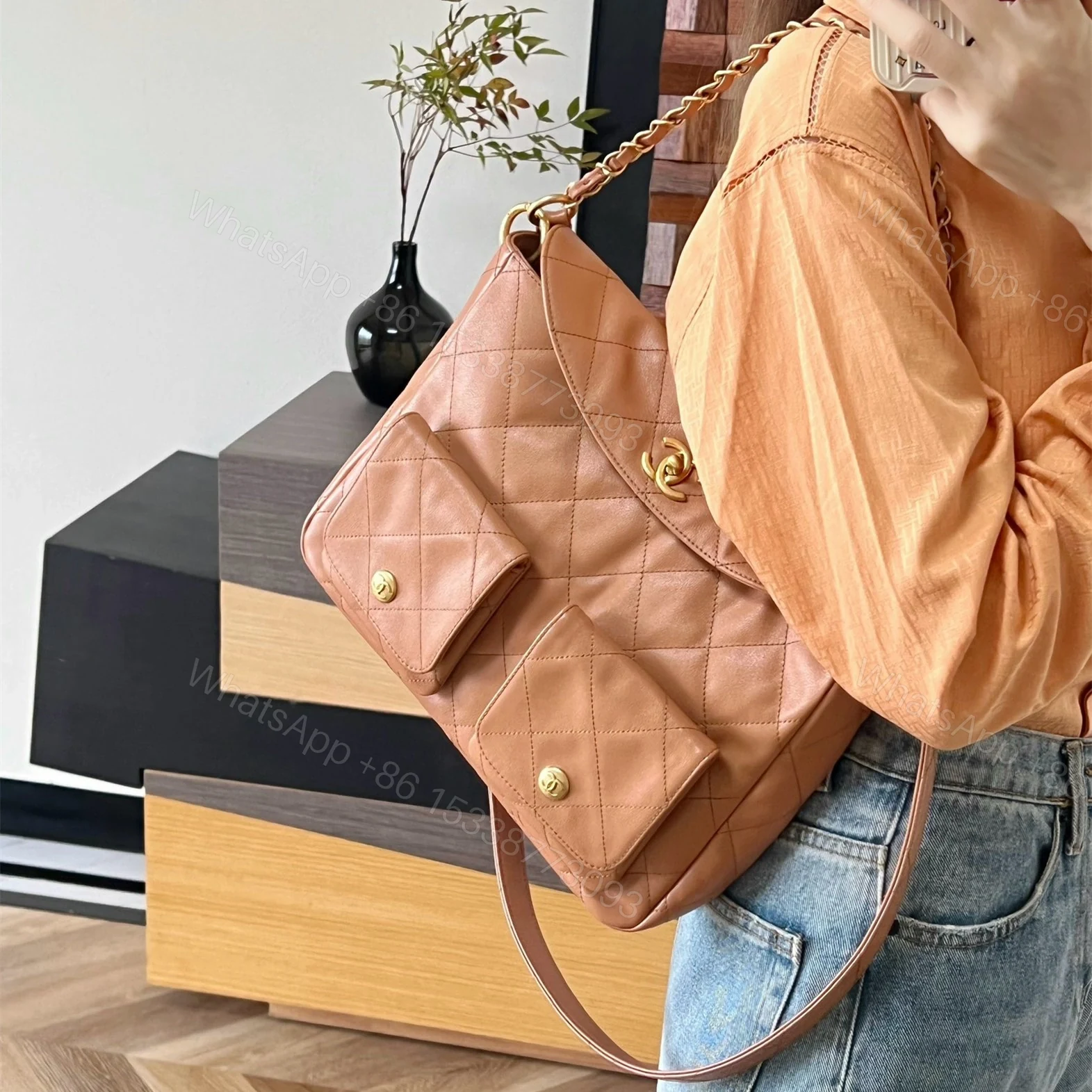 View 26 of 高仿Chanel*24P系列AS4668夾層郵差包棕金色中號免檢版