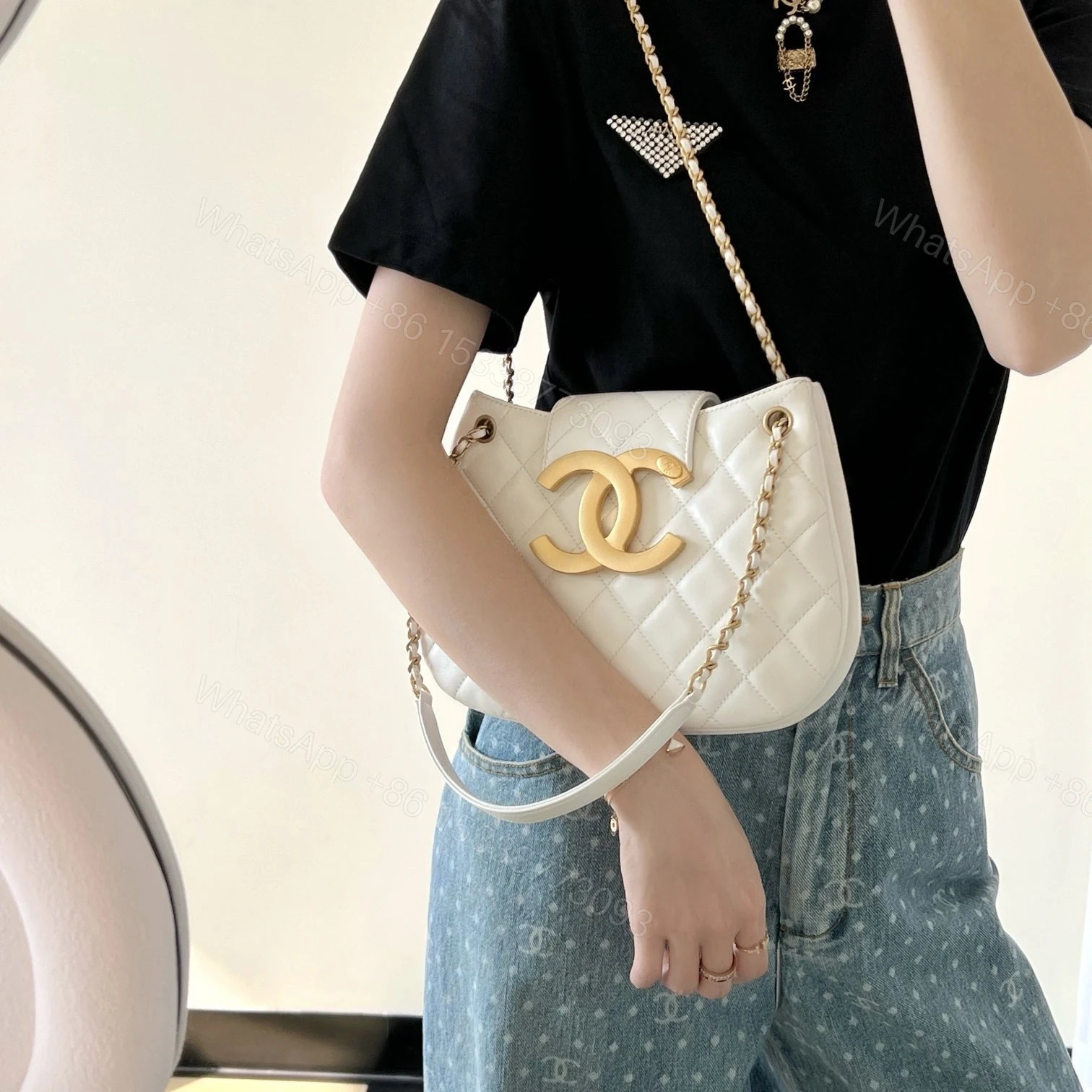 View 19 of 高仿Chanel*24C系列AS4609圓挎包白色大號免檢版