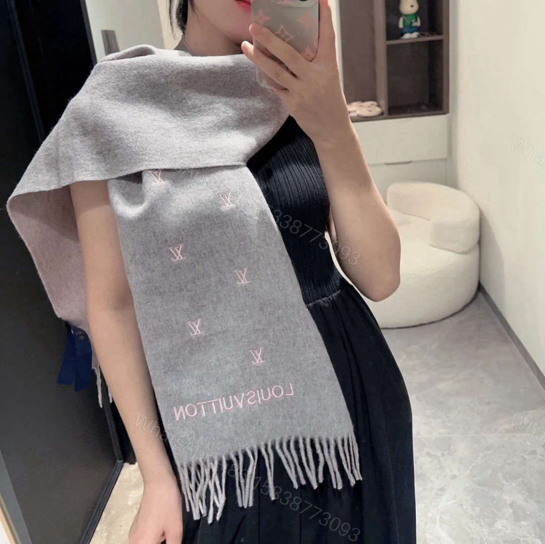 LV 高仿灰色刺繡Logo流蘇圍巾 保暖百搭款 — view 1