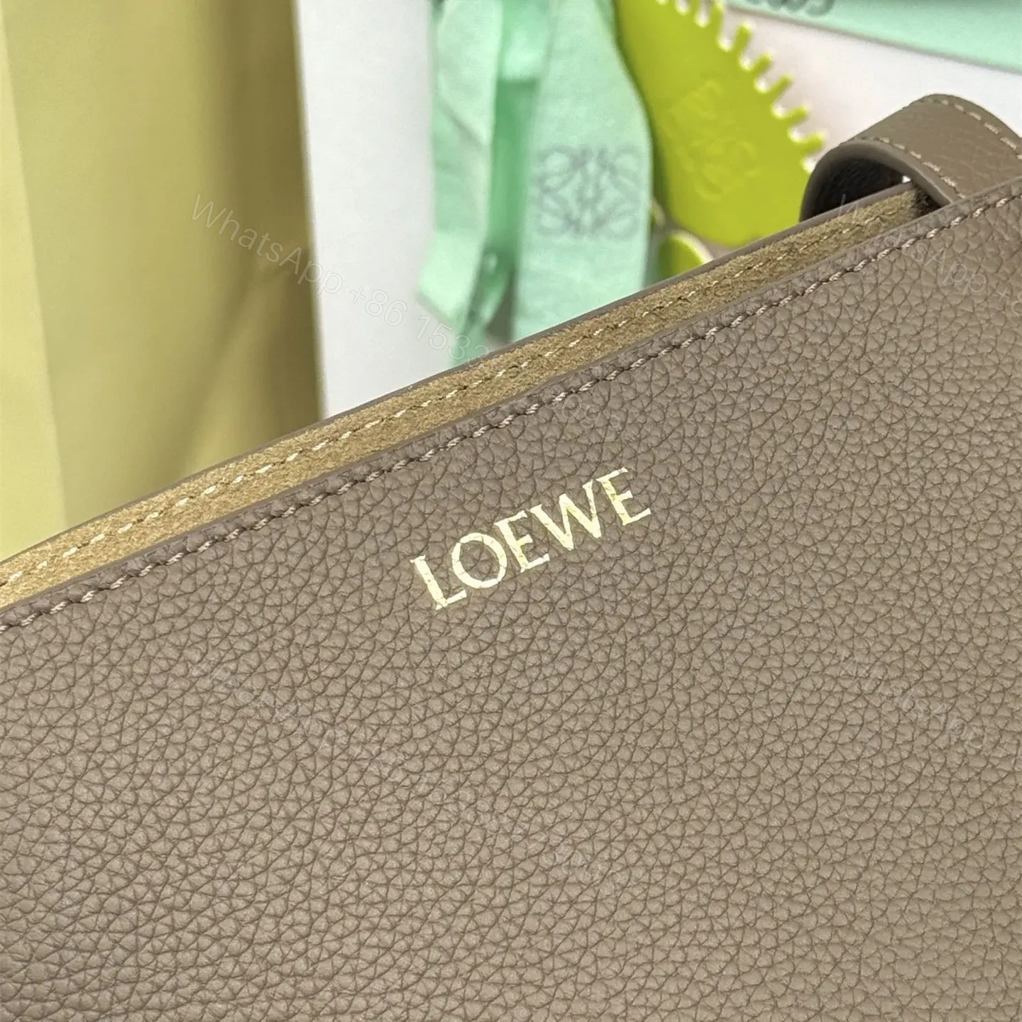 View 8 of 高仿Loewe*Fold系列3170小牛皮Tote手袋灰褐色中號免檢版
