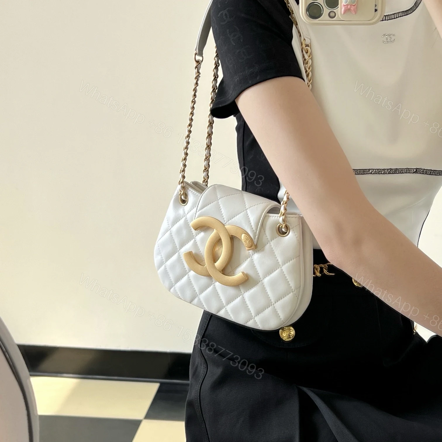 View 19 of 高仿Chanel*24C系列AS4609圓挎包白色小號免檢版