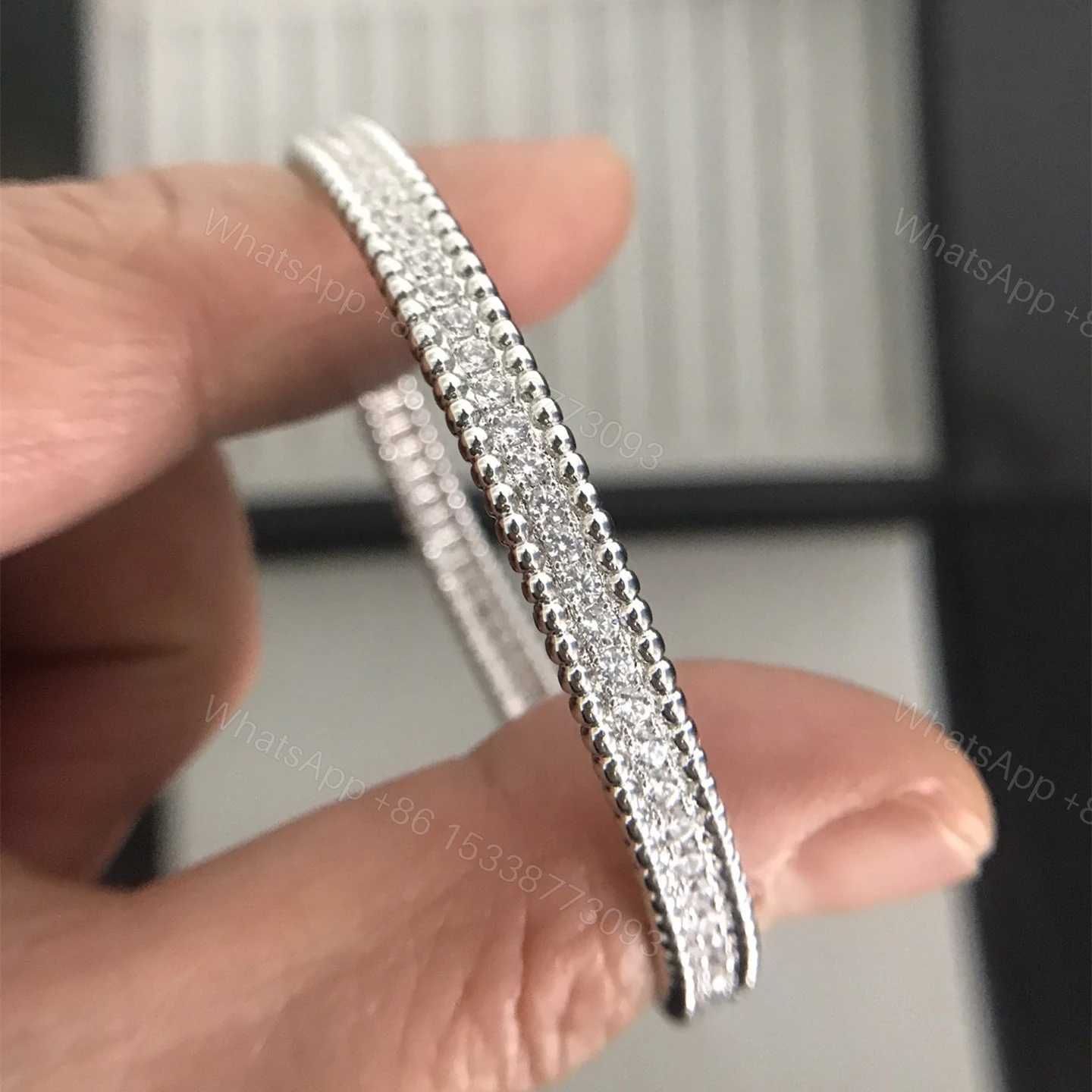 View 13 of 高仿首飾VanCleef&Arpels*RP27H00單排鑲鑽白金手鐲