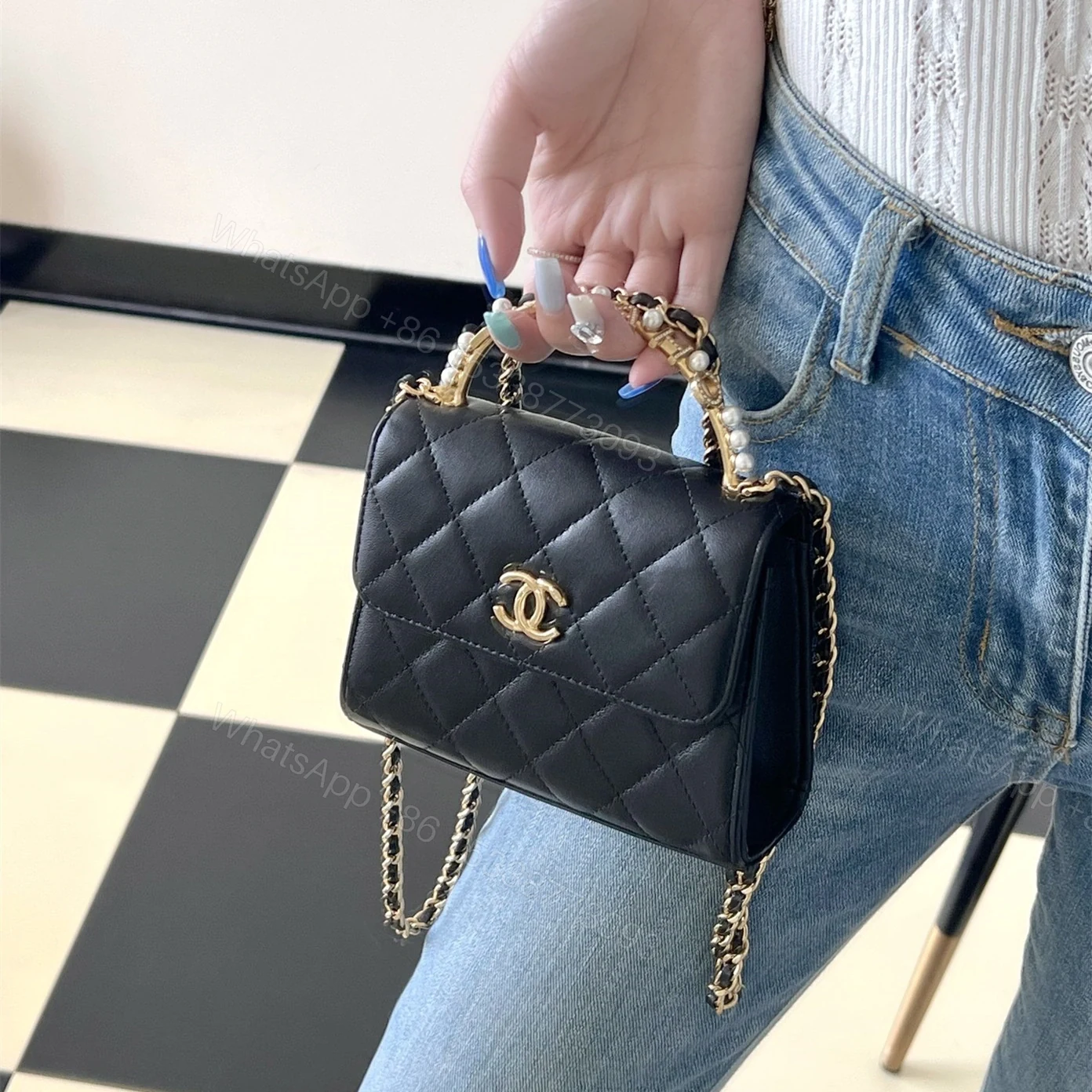View 18 of Chanel復刻鏈條手拿包23B珍珠手柄黑金款