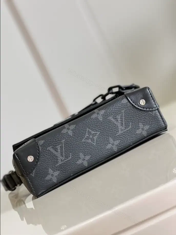 View 4 of Louis Vuitton Steamer Wearable Wallet -RRG066