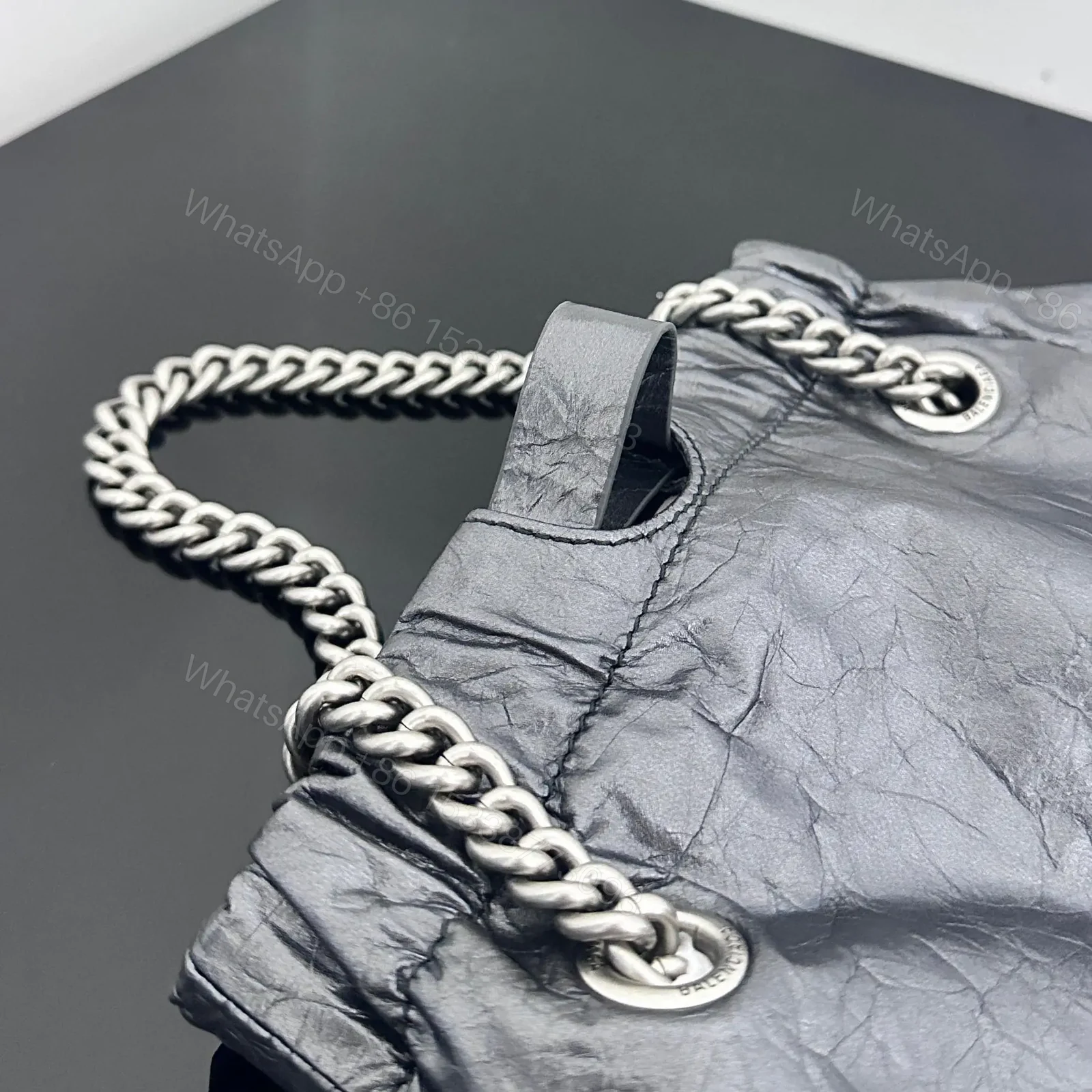 View 11 of 高仿Balenciaga2023Crushtote褶皺牛皮購物袋大號