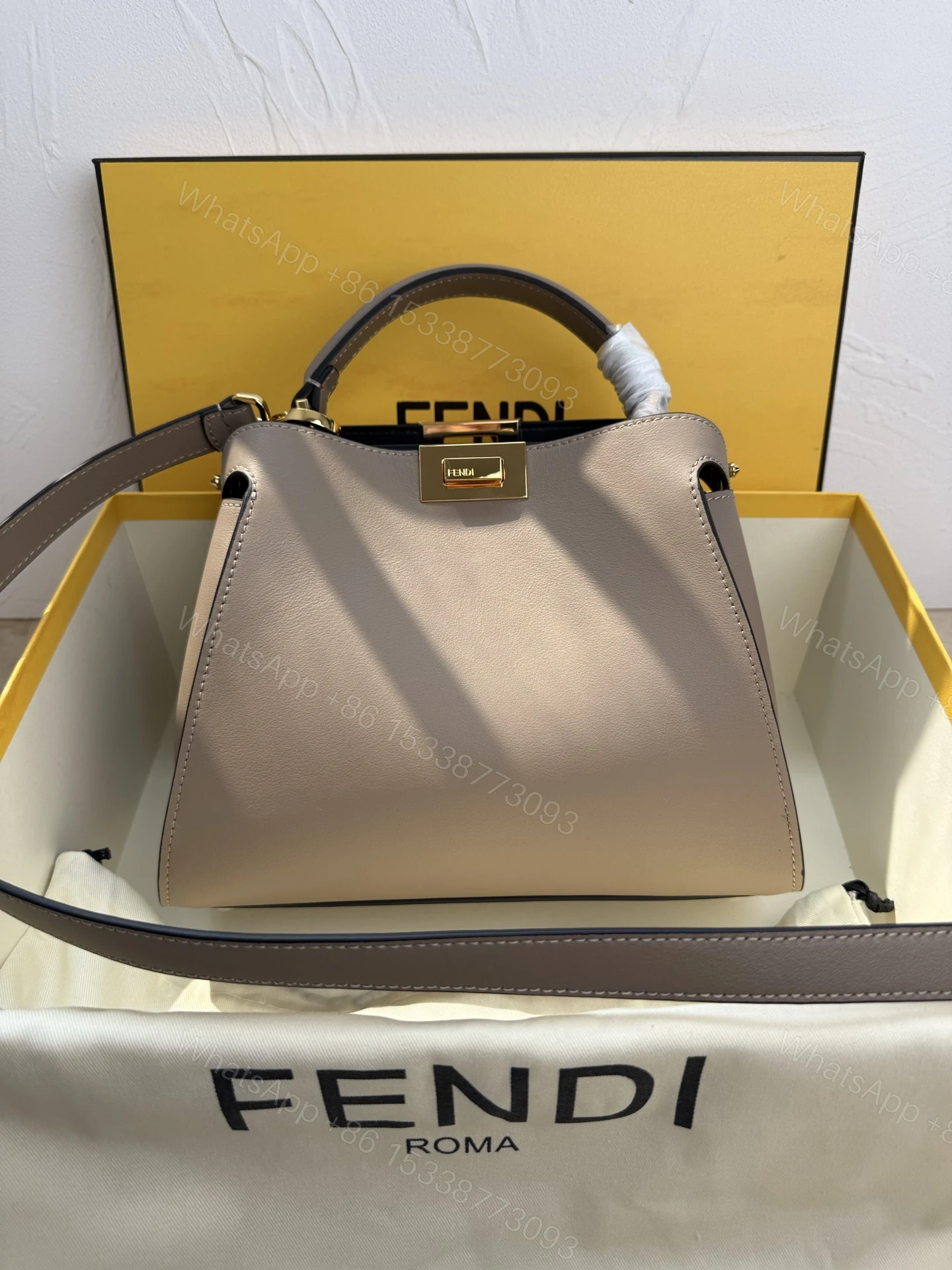 Fendi 原單 Peekaboo 手提包 奶茶色牛皮斜背包 — view 1
