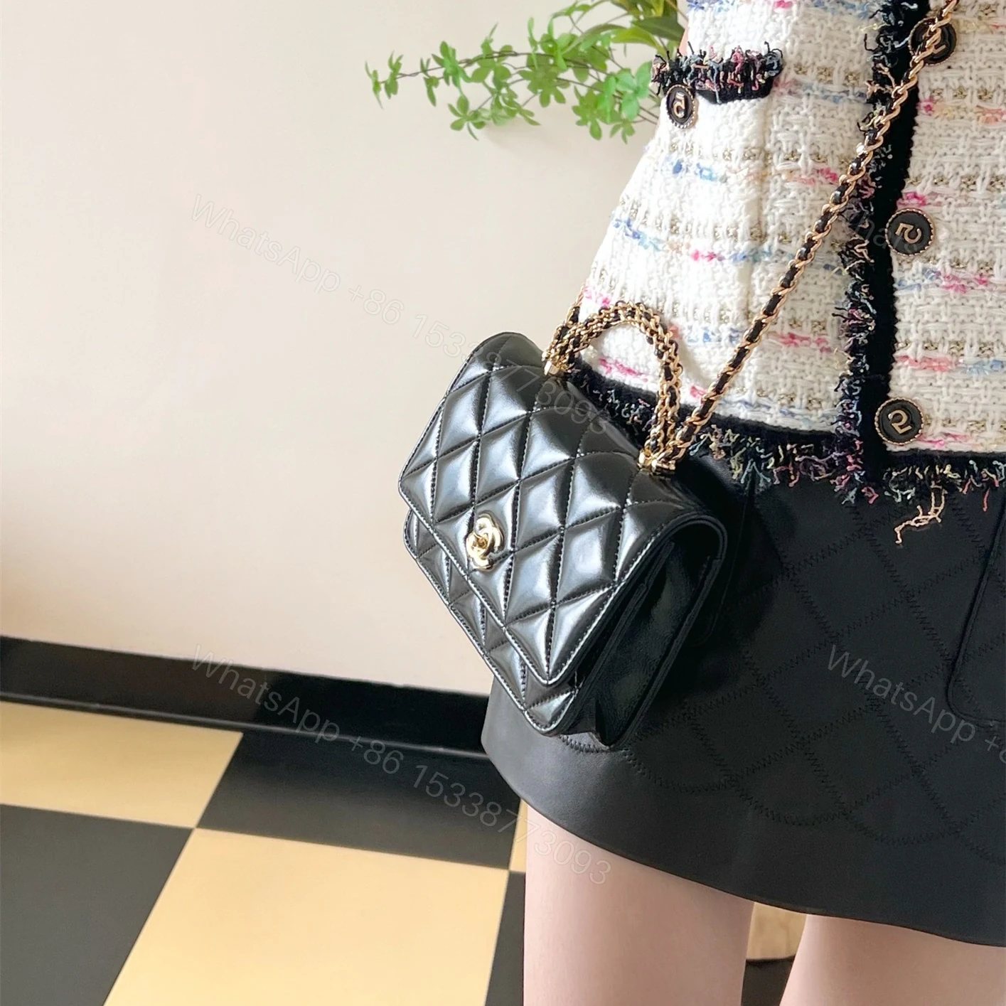 View 26 of 高仿Chanel*24B系列AS4166小羊皮郵差包黑色免檢版