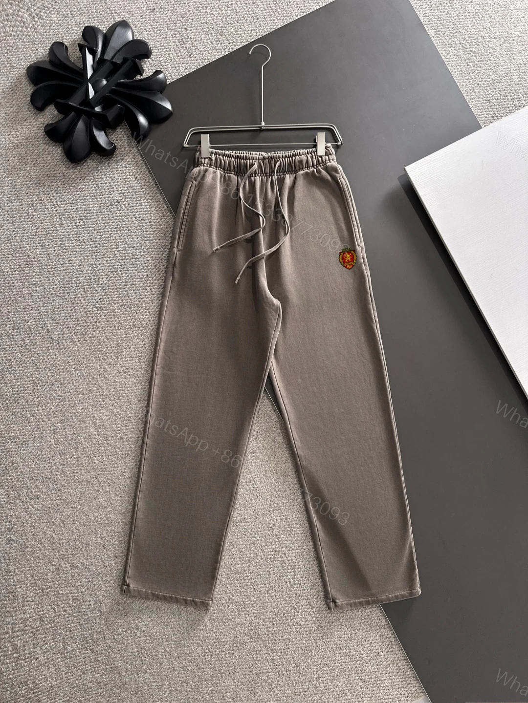 Balenciaga A貨男士微寬鬆長褲 徽章刺繡設計 實穿推薦款 — view 1