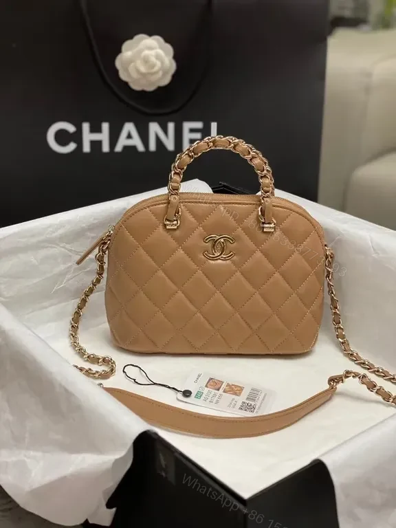 Chic Quilted Crossbody â€“ Luxe Chain Detail Bag — view 1