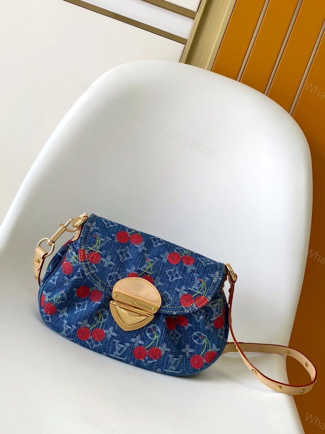 LV 一比一M13680櫻桃丹寧斜背包金色鎖扣俏皮款 — view 1